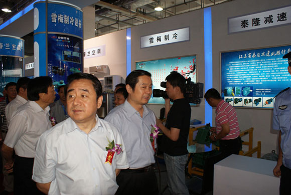 Governor Shi visited the exhibition booth to add glory to Xuemei brand